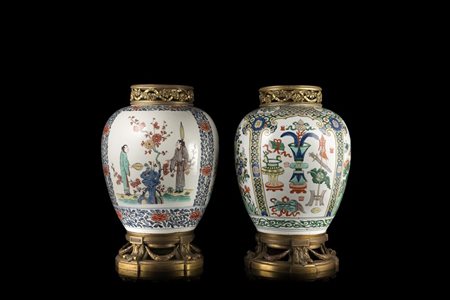 Due potiches in porcellana di cui una a decoro Famiglia Verde, l'altra in...