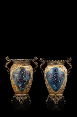 Coppia di vasi in porcellana policroma decorati con volatili tra rami...