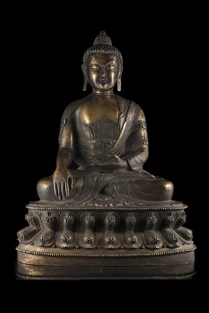 Buddha in bronzo dorato, raffigurato seduto su base a doppio loto Cina, fine...