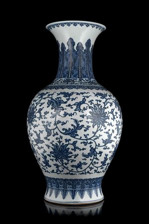 Grande vaso a balaustro in porcellana bianca e blu decorato con fiori di loto...