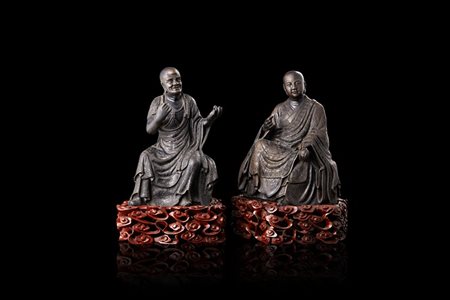 Coppia di monaci buddhisti in bronzo con basi in legno, con iscrizioni alla...