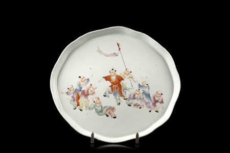 Vassoietto in porcellana decorato in policromia a fanciulli (lievi difetti)...