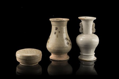 Due vasetti ed una scatola con coperchio in ceramica invetriata in toni...