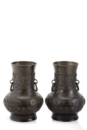 Coppia di vasi in bronzo con anse ad anelli, decorati con bande parallele a...
