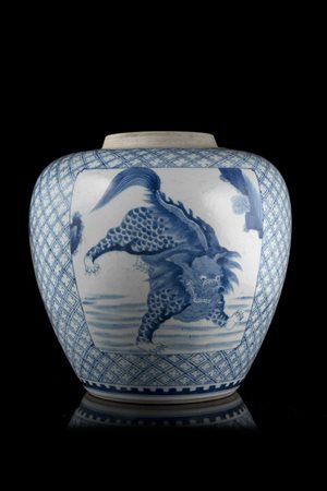 Potiche in porcellana bianca e blu decorata a pannelli raffiguranti creature...