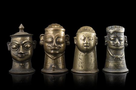 Gruppo di quattro copri lingam in bronzo, Maharashtra (difetti) India, secolo...