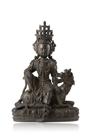 Guanyin con corona e gioielli in bronzo sul dorso di una qilin, un'iscrizione...