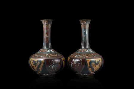 Coppia di vasi a collo alto in metallo a decoro cloisonnè (lievi difetti)...