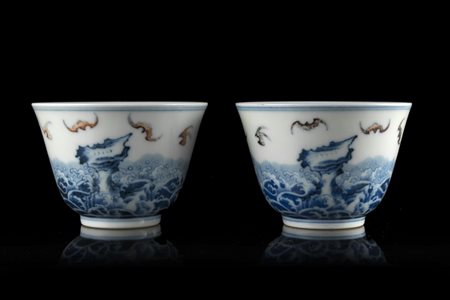 Coppia di coppette in porcellana bianca e blu decorate con motivo di onde in...