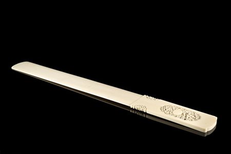 Tagliacarte in avorio inciso e traforato raffigurante figure e paesaggi Cina,...