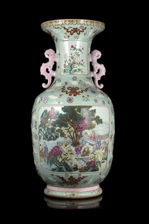 Grande vaso in porcellana Famiglia Rosa, con doppie anse a guisa di creature...