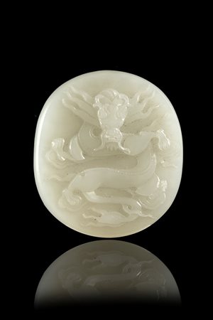 Placca in giada bianca con drago e bambù Cina, secolo XX (l. max 4,9 cm.) -EN...