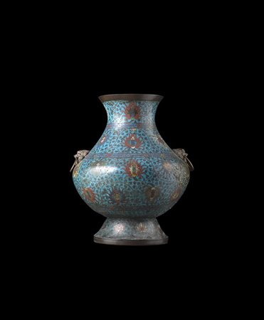 Vaso in metallo cloisonné decorato a motivi fogliati con anse a teste di...