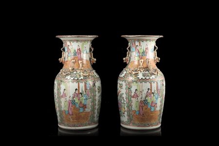 Coppia di vasi biansati in porcellana Famiglia Rosa cantonese decorati con...