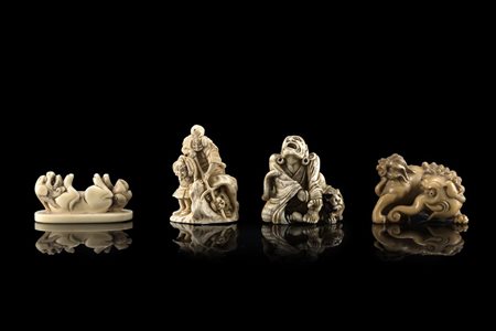 Quattro netsuke in avorio, con firme Giappone, periodo Meiji (1868-1912) (l....