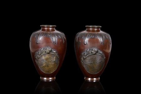 Coppia di vasi in bronzo decorati in rilievo con fanciullo (lievi difetti)...