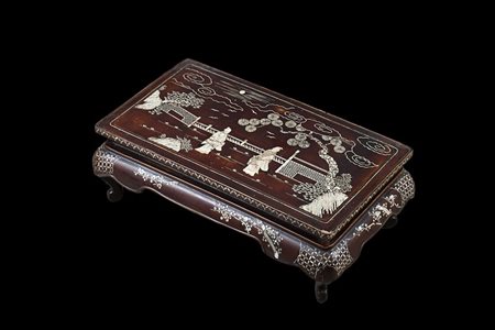 Tavolino basso in legno a intarsi in madreperla decorato con dame al chiaro...