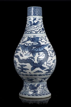 Vaso in porcellana bianca e blu decorato in stile Ming con drago alato tra le...