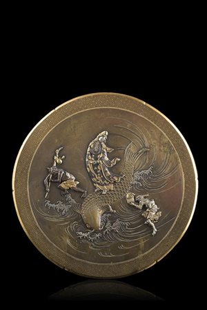 Piatto in bronzo decorato al centro con oro, shibuichi e rame takazogan con...