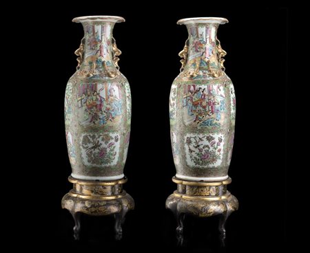 Coppia di vasi biansati in porcellana Famiglia Rosa cantonese, poggianti su...