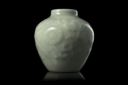 Vasetto in porcellana a invetriatura color celadon con decoro a rilievo di...