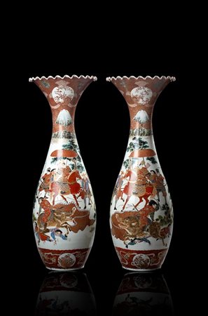 Coppia di vasi a tromba con il bordo lobato in porcellana policroma decorata...