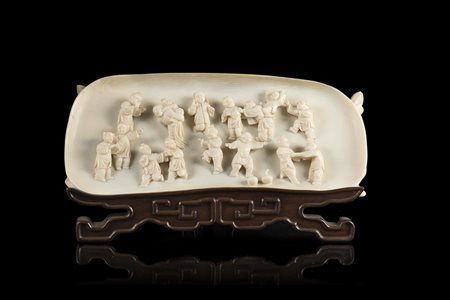 Placca in avorio scolpita in bassorilievo con fanciulli, con supporto in...