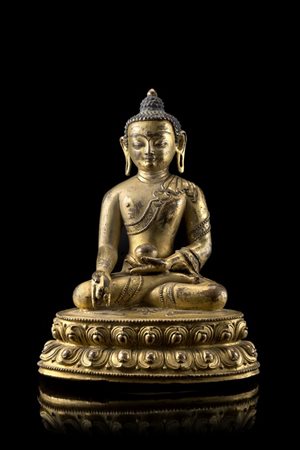 Scultura in bronzo dorato raffigurante il Buddha della medicina,...