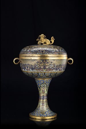 Coppa biansata con coperchio in metallo cloisonné, dalla forma arcaica dou,...