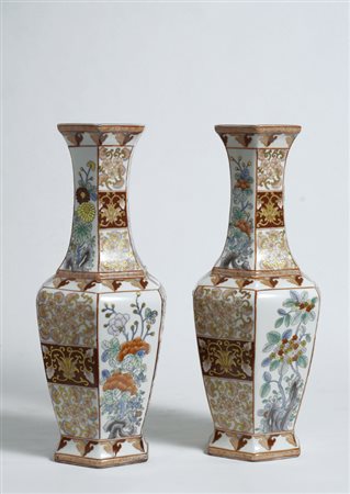 Coppia di vasi esagonali in porcellana policroma, con decori floreali, Cina,...
