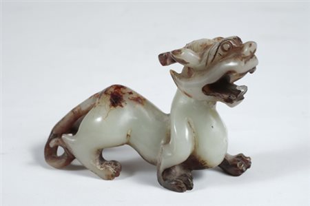 Dragone in giada intagliata, Cina, fine XIX- inizio XX sec., cm. 13 € 150/250