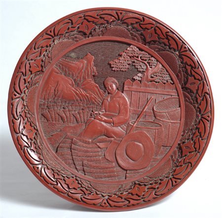 Piatto in lacca rossa, con decori a intaglio, Cina, fine XIX sec., cm. diam....