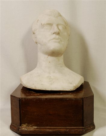 Busto maschile scultura in marmo, su base ottagonale listrata, cm. h. 42 €...