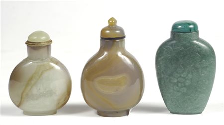 Tre snuff bottle in agata e venturina, due con decori a rilievo, Cina, XX...