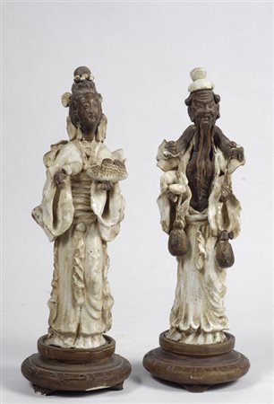 Figura di dama e vecchio contadino Coppia di sculture in terracotta dipinta e...