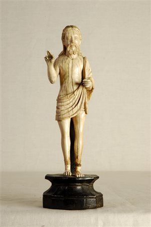 Cristo benedicente antica scultura in osso su base sagomata in legno, cm. h....