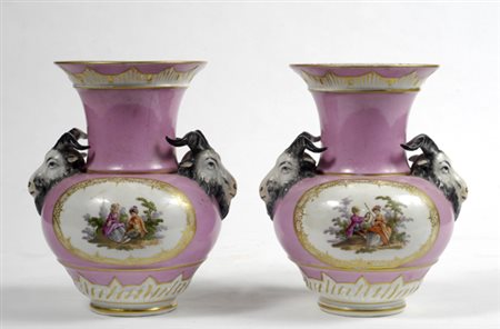 Coppia di vasi in porcellana policroma, fondo rosa pompidour, scene galanti...