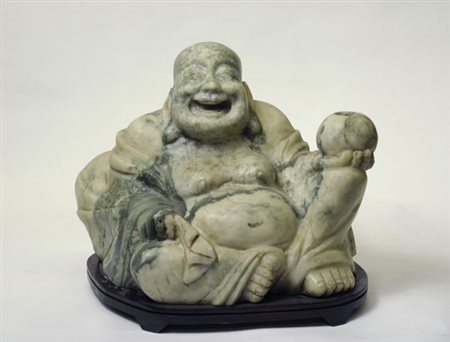 Buddha in marmo, cm. 39x44, Arte Orientale, XX sec. € 300/500