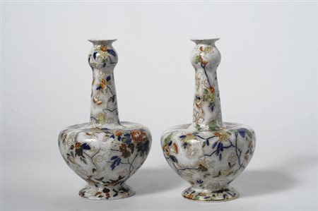 Coppia di vasi in porcellana policroma, con decori floreali, marcata alla...