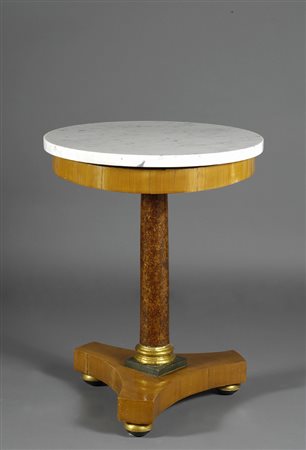 Tavolino circolare listrato in noce, gamba a colonna dipinta poggiante su...