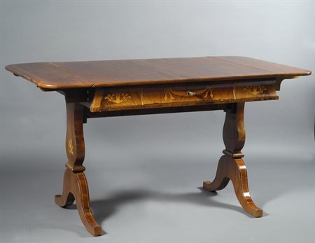 Tavolo scrittoio a bandelle listrato in noce, un cassetto sulla fascia, gambe...