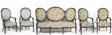 Quattro poltrone in noce, schienale a scudo, montanti e braccioli sagomati,...