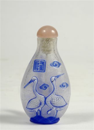 Snuff bottle in vetro, con rilievi a cammeo bianchi e blu con cicogne, Cina,...