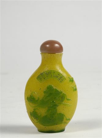 Snuff bottle in vetro giallo, con rilievi a cammeo in verde con figure e...