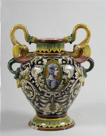 Grande vaso in maiolica dipinta a grottesche, con medaglione e profilo, due...