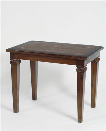 Tavolino basso in noce, intarsi a nastrino in legni da frutto, ampia...