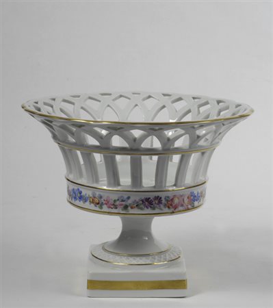 Cestino centrotavola in porcellana bianca traforata, con decorazioni in oro e...