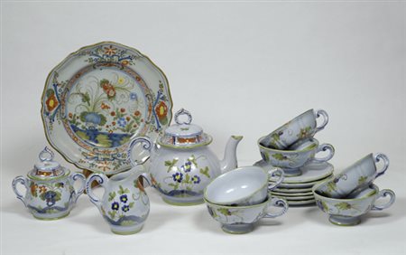 Servito da tè in maiolica dipinta a fiori su fondo celeste, composto da: 6...