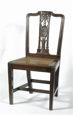 Sedia in noce, schienale a giorno con cartella traforata, seduta trapeziodale...