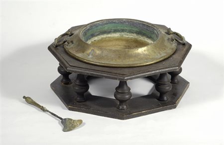 Bracere circolare in ottone con prese laterali e paletta su supporto...